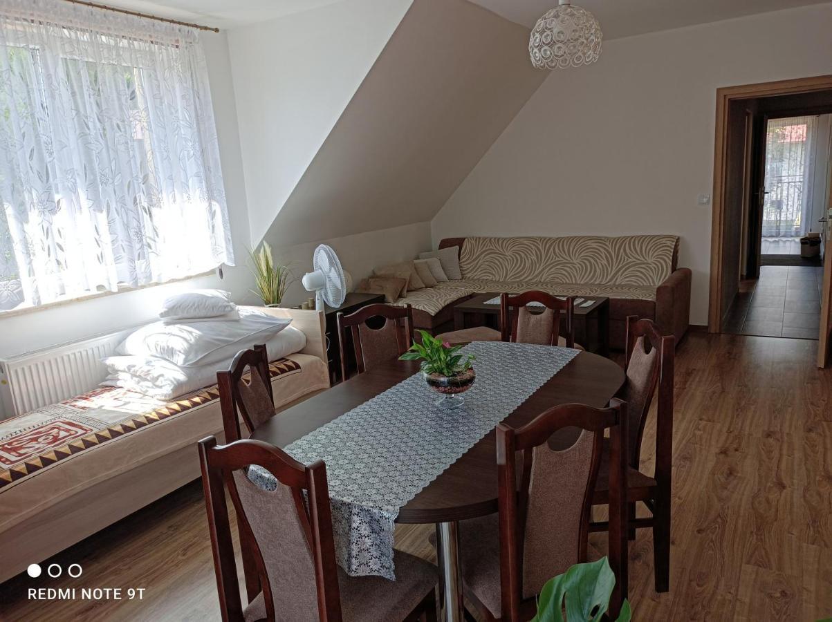 Dom Wakacyjny Gajowka Z Ogrodem Rzyki Esterno foto
