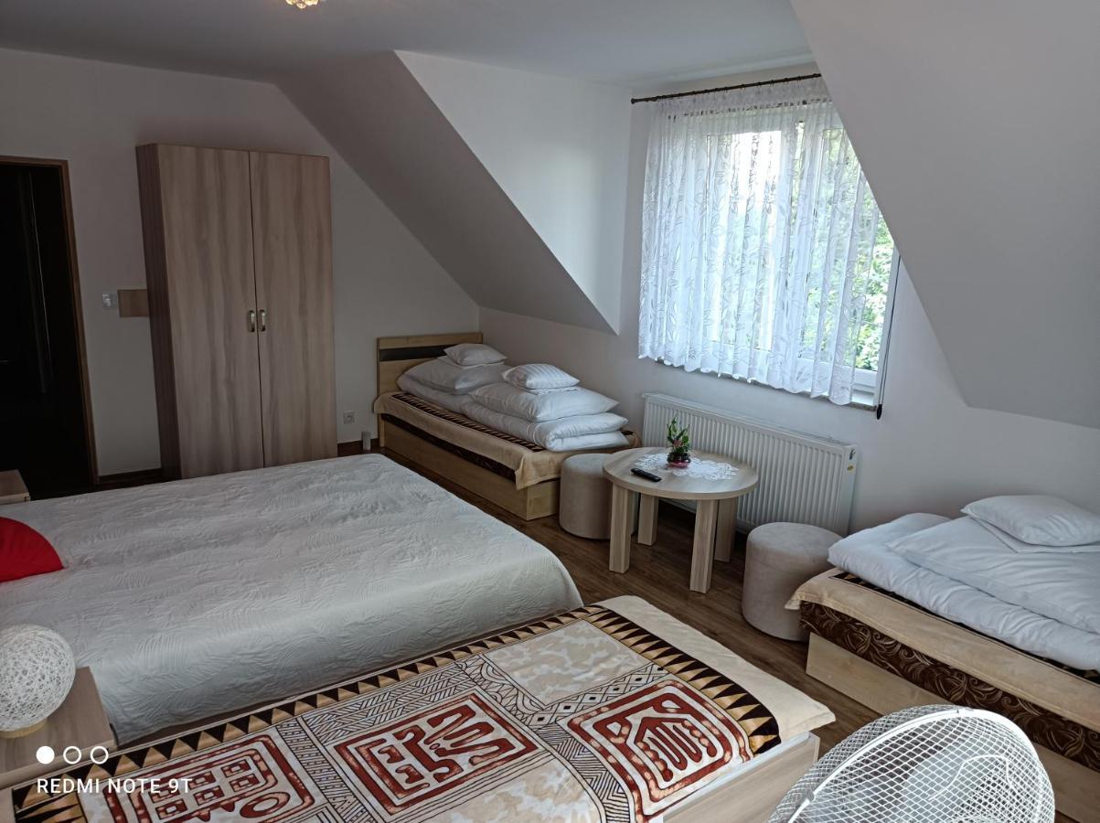 Dom Wakacyjny Gajowka Z Ogrodem Rzyki Esterno foto