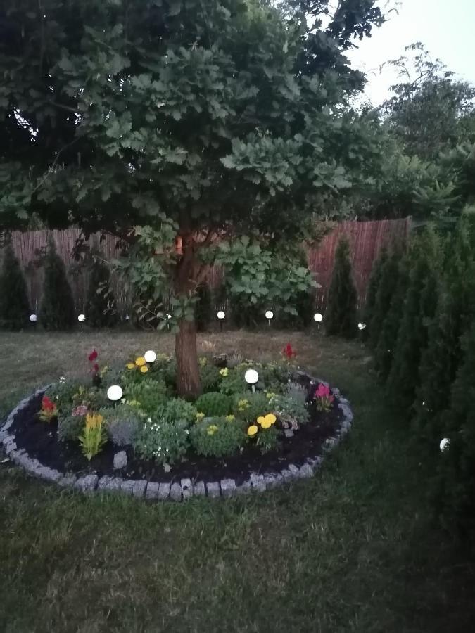 Dom Wakacyjny Gajowka Z Ogrodem Rzyki Esterno foto