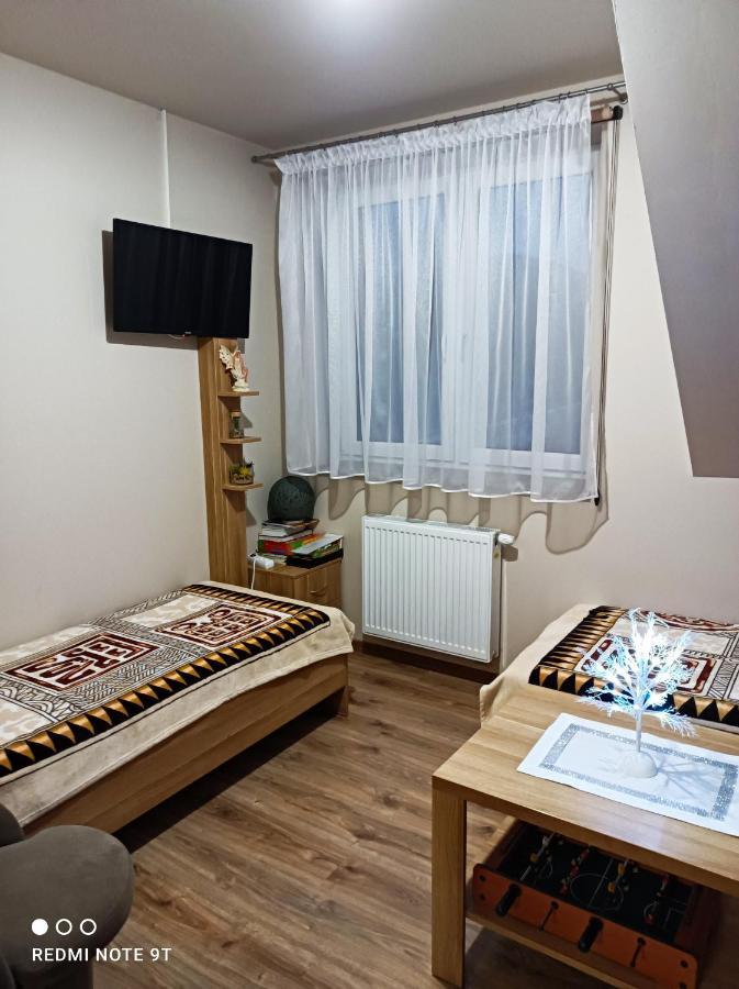 Dom Wakacyjny Gajowka Z Ogrodem Rzyki Esterno foto